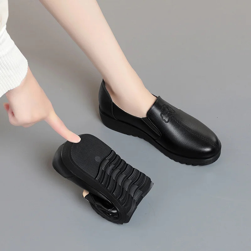 Spring Autumn Womens Round Toe Office Shoes Comfortable Soft Leather Shoes Casual Soft Bottom Outdoor Trendy Flat Shoes 250707