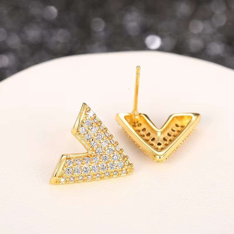 Wholesale Dainty V Shaped Design Sparkling Cubic Zirconia Earrings for Women Wedding Silver/Gold Plated Stud Earrings
