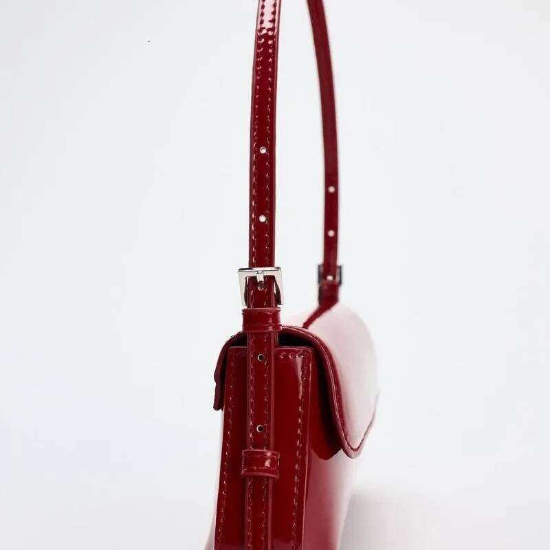 Classic French Stick Underarm 2025 New Product Fashionable And Simple Commuter Flip Back Retro Shoulder Bag