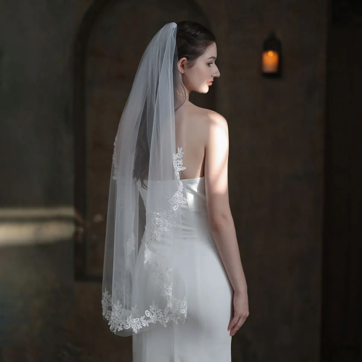Exquisite Bridal White Veil Plain Tulle Handmade Lace Appliqued Fingertip Brides Headdress Veil with Hair Comb V683 250711