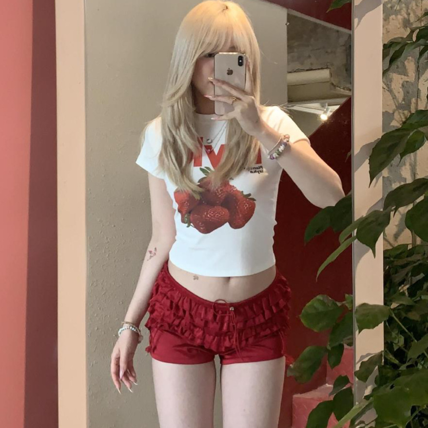 Summer new fashionable American style spicy girl pleated women's shorts, summer design sense, niche low waist slim fit pants, new designer pants