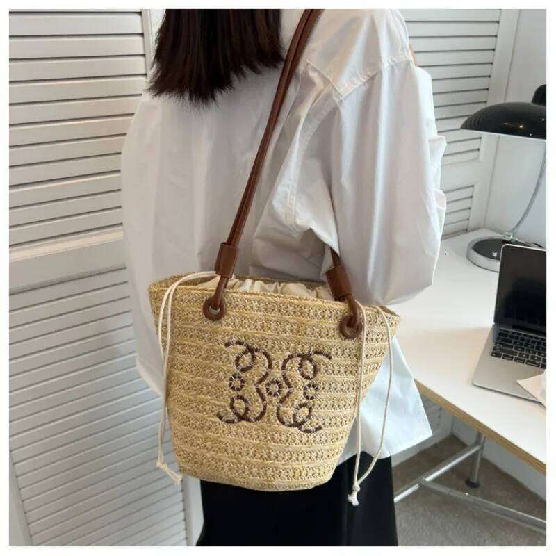 Niche weaving underarm small female 2025 summer new hundreds of beach straw bag fashion texture single shoulder bucket bags