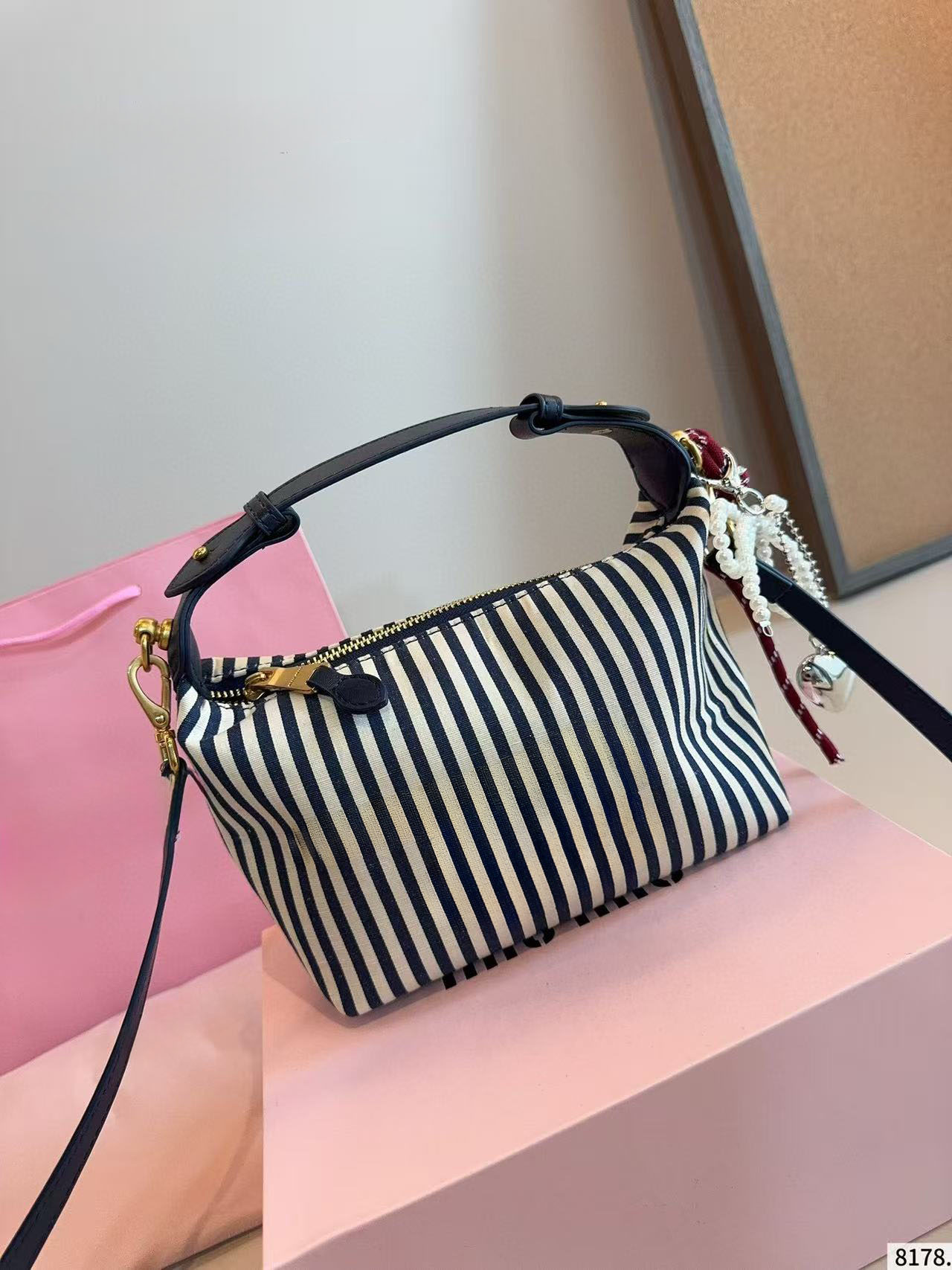 2025 new satchel Latest Shoulder Bag Original Luxury Designers Elegant New Season Satchel: Stylish Classic Steamers for Lunch box handbag with shoulder strap