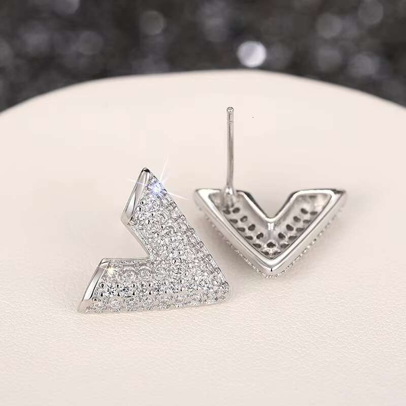Wholesale Dainty V Shaped Design Sparkling Cubic Zirconia Earrings for Women Wedding Silver/Gold Plated Stud Earrings