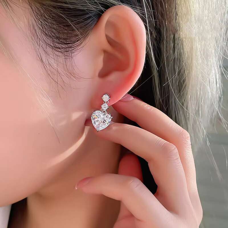 Luxury Sparkling Heart Shaped Crystal Earrings for Fashion Party Sweet Style Silver Plated Pendant Earrings for Women