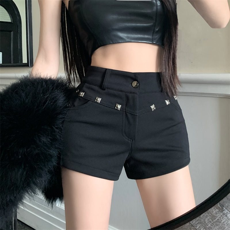 2025 Summer new women's pants black rivet casual shorts women's summer hot girl high waist slim straight leg pants tight shorts outdoor new 