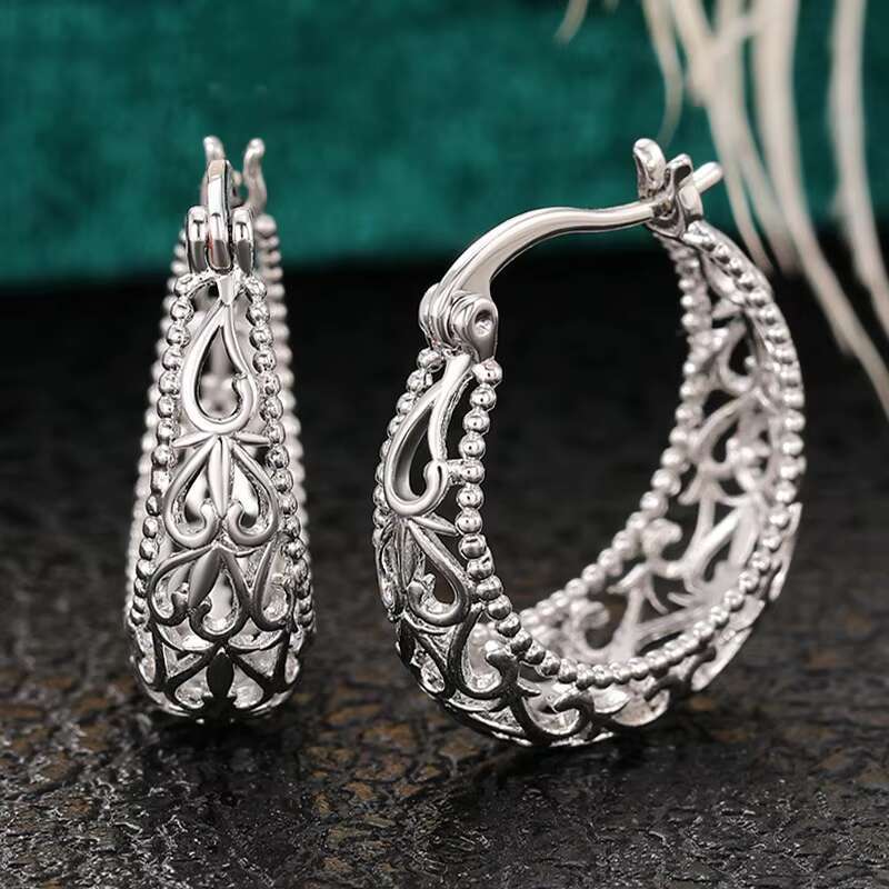 Factory Wholesale Vintage Hollow Flower Pattern Design Silver Plated Earrings for Hip Hop Party Hoop Earrings Women Men