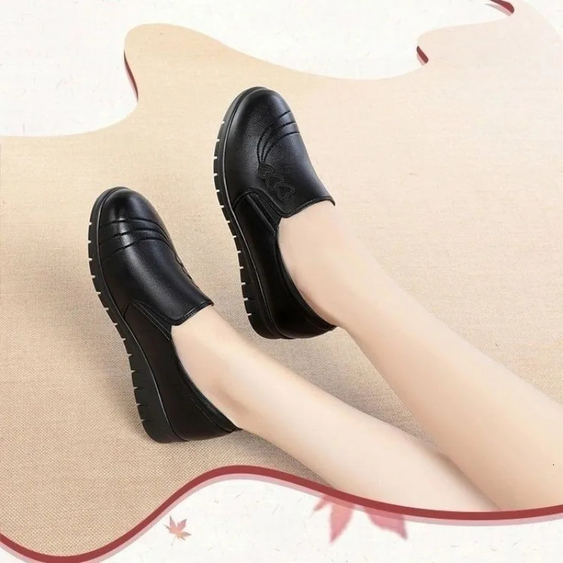 Soft Soled Mother Black Single Shoes Leather Non-slip Casual Comfortable Middle-aged Ladies Flat Shoes Ladies Leather Shoes 250707