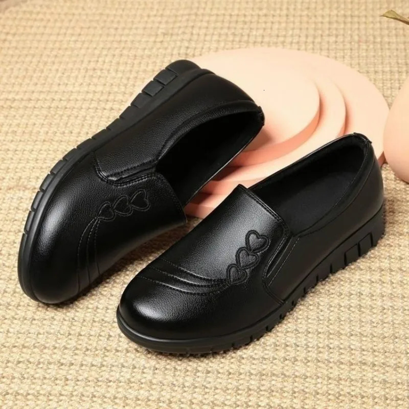 Soft Soled Mother Black Single Shoes Leather Non-slip Casual Comfortable Middle-aged Ladies Flat Shoes Ladies Leather Shoes 250707