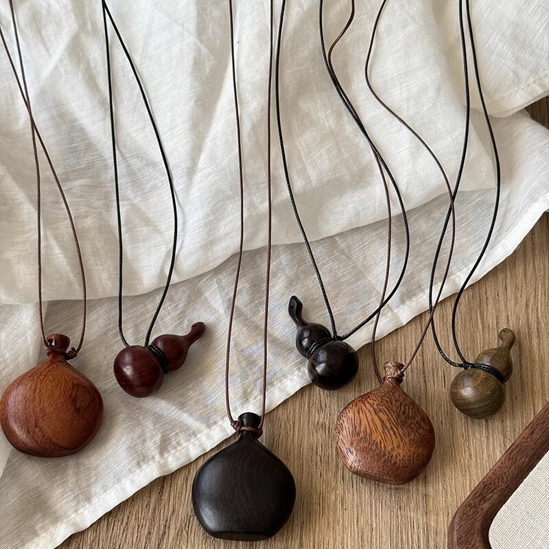 Luxury Jewelry Designer Jewelry Ins Minimalist Style Wooden Wine Pot Necklace Design Sense Long Neck Chain Vintage Versatile Sweater Chain For Women