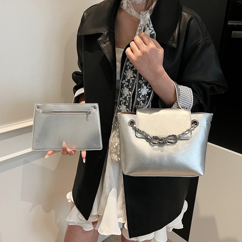 Hand carry fashion leisure large capacity armpit bag new fashion carry small square bag senior sense female bag 2025
