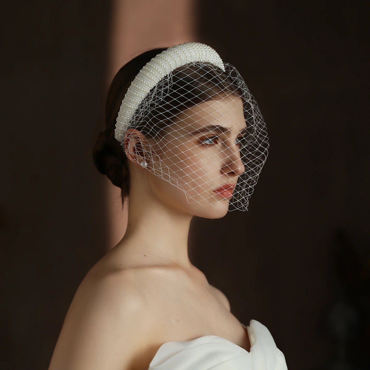 2 in 1 Wedding Bridal Cage Veil Fishing Net Mesh White Short Brides Blusher Veil with Elegant Pearls Hair Hoop V320 250711