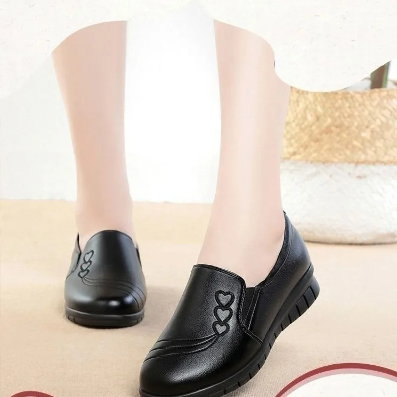 Soft Soled Mother Black Single Shoes Leather Non-slip Casual Comfortable Middle-aged Ladies Flat Shoes Ladies Leather Shoes 250707