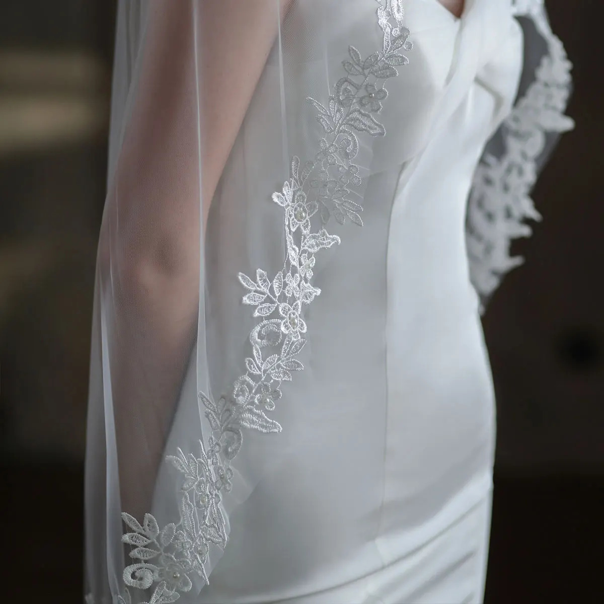 Exquisite Bridal White Veil Plain Tulle Handmade Lace Appliqued Fingertip Brides Headdress Veil with Hair Comb V683 250711