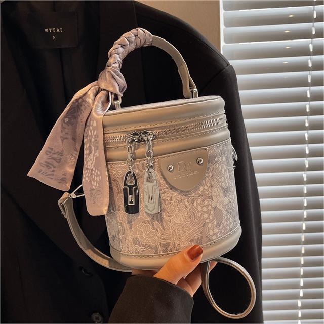Luxury Brand Designer Bag Cross-Border Wholesale Fashion Casual Niche Texture Bucket Bag 2024 New Women's Bag Trendy Versatile Internet Celebrity