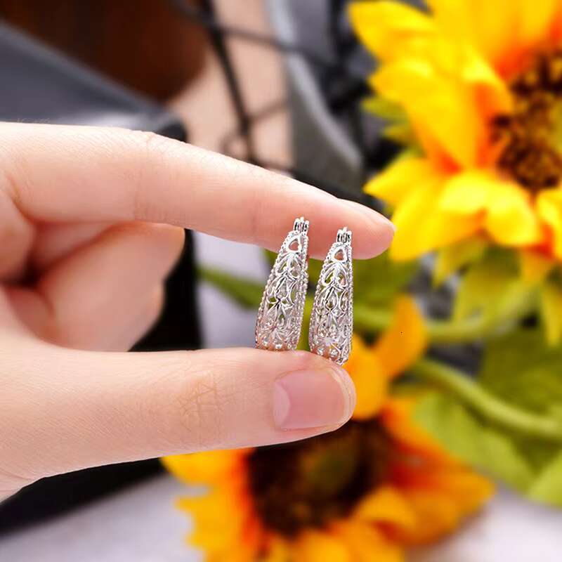 Factory Wholesale Vintage Hollow Flower Pattern Design Silver Plated Earrings for Hip Hop Party Hoop Earrings Women Men
