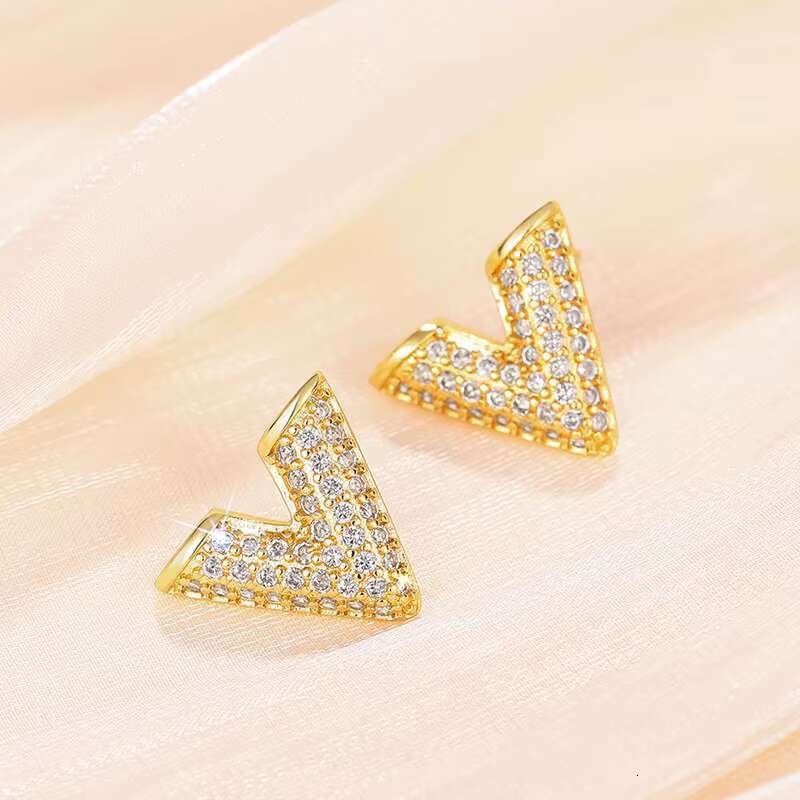 Wholesale Dainty V Shaped Design Sparkling Cubic Zirconia Earrings for Women Wedding Silver/Gold Plated Stud Earrings