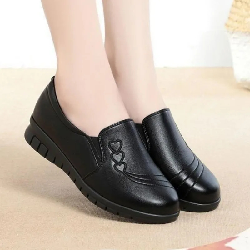 Soft Soled Mother Black Single Shoes Leather Non-slip Casual Comfortable Middle-aged Ladies Flat Shoes Ladies Leather Shoes 250707