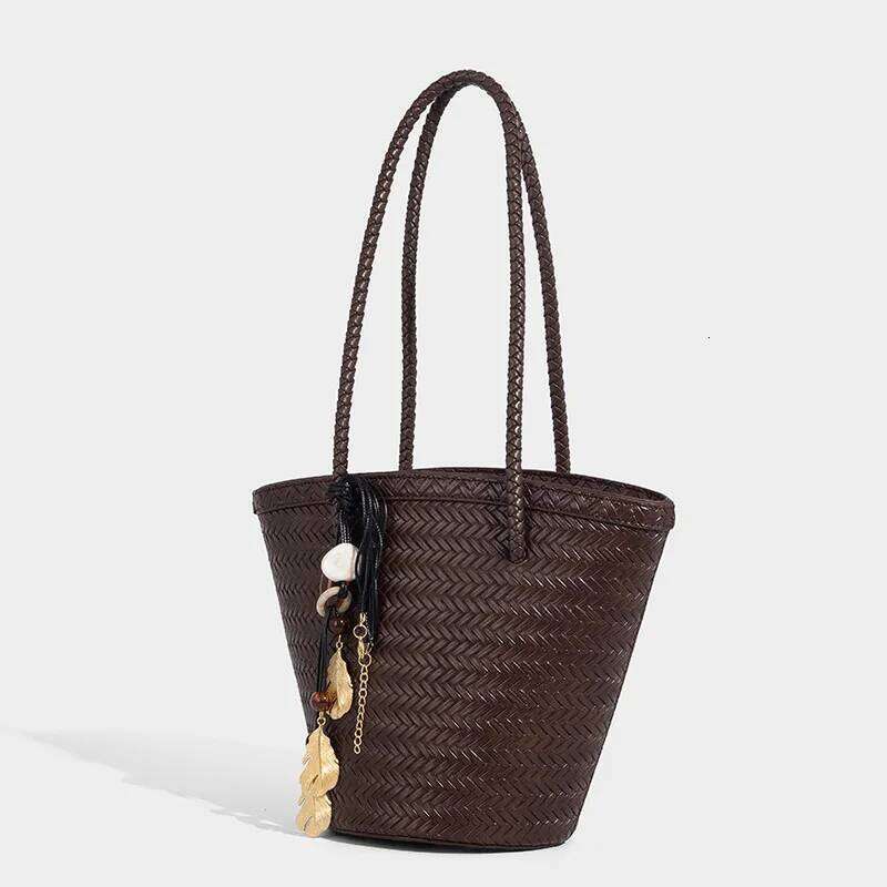 French Hand-Woven Bucket 2025 New Leather Handbag Vintage Vacation Beach Fashionable Ladies Shoulder Bag