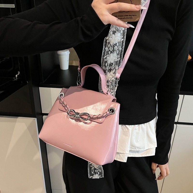 Hand carry fashion leisure large capacity armpit bag new fashion carry small square bag senior sense female bag 2025