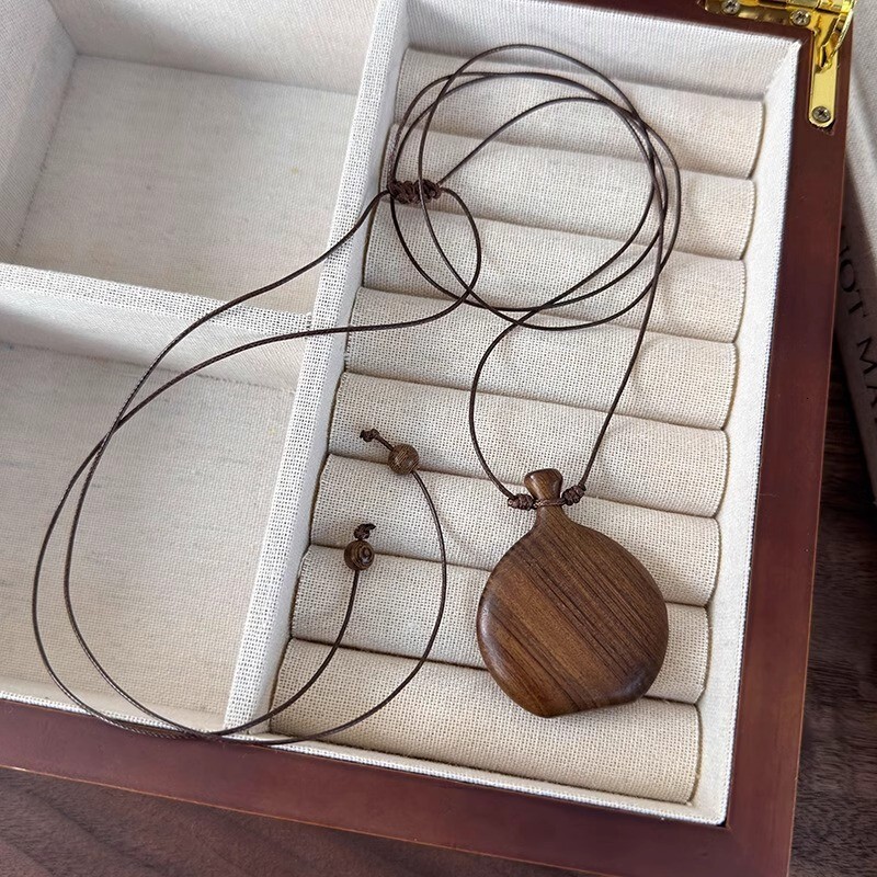 Luxury Jewelry Designer Jewelry Ins Minimalist Style Wooden Wine Pot Necklace Design Sense Long Neck Chain Vintage Versatile Sweater Chain For Women