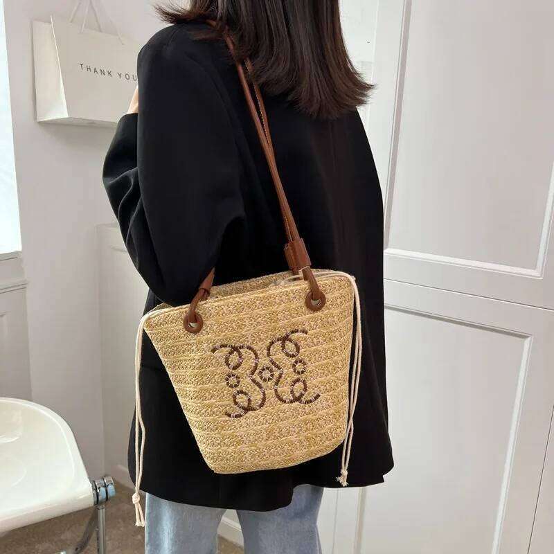 Niche weaving underarm small female 2025 summer new hundreds of beach straw bag fashion texture single shoulder bucket bags