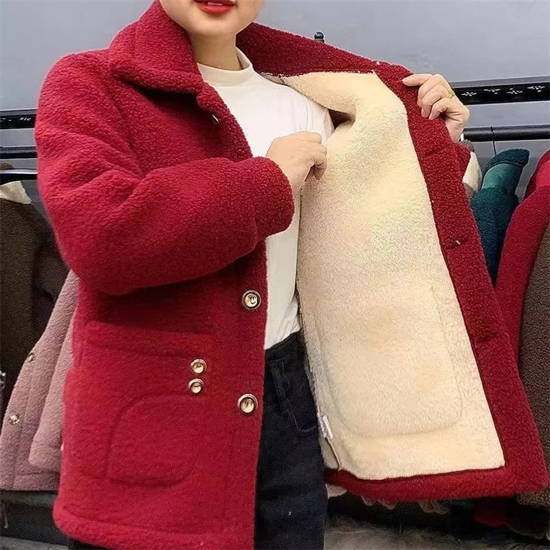 Winter Thick Fleece Single Breasted Lamb Fur Womens Coat Mom Wear Lapel Pocket Fur Warm Casual Jacket Female 250708