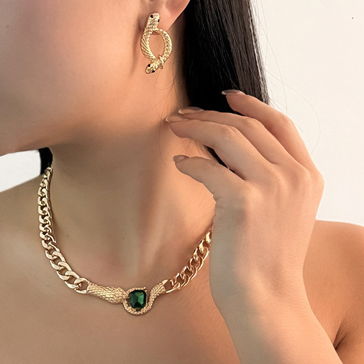 Luxury Jewelry Designer Jewelry European And American Fashion Retro Middle Eastern Exaggerated Thick Chain Metal Snake Head Green Gemstone Necklace
