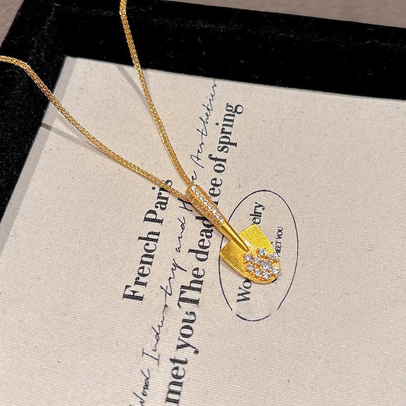 Luxury Jewelry Designer Jewelry Gold Spade Necklace Light Luxury Gold High-end Design Pendant Niche Fashion Commuting Versatile Collarbone Chain Whole