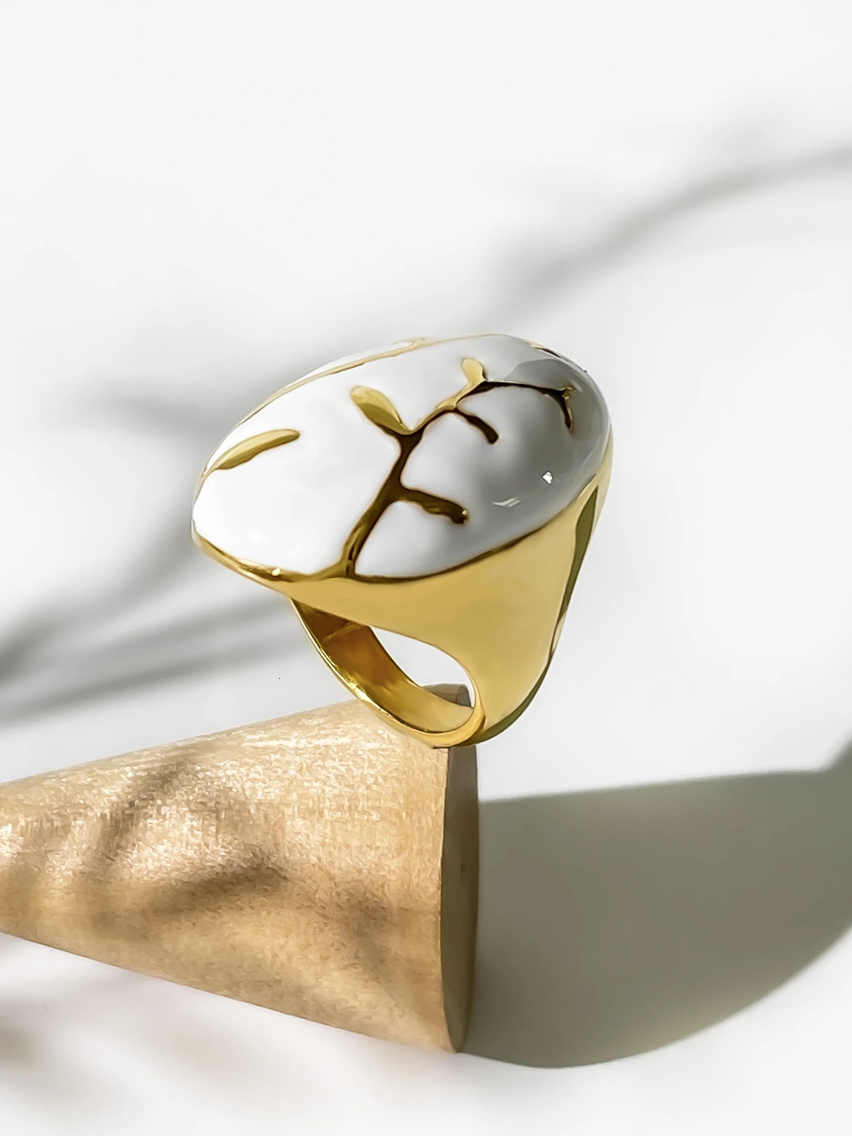 Perisbox Waterproof Stainless Steel 18K Gold Pvd Plated Oversized White Enamel Leaf Finger Ring for Lady Free Tarnish Jewelry 250708