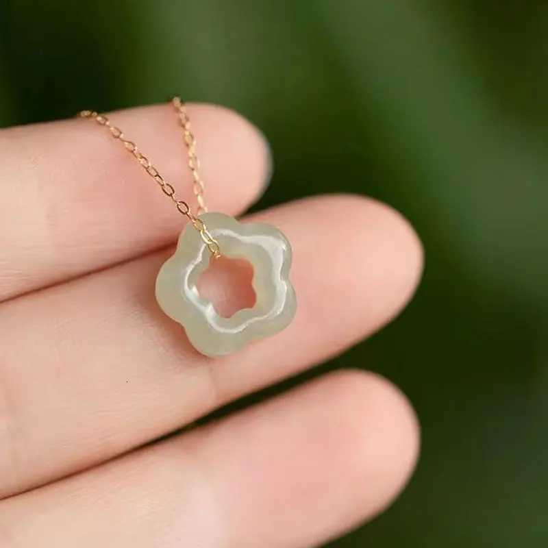 Summer Fashion Jade Plum Bloss Necklace For Women Vintage Pendant Clavicle Chain Pendant Birthday Party Wedding Gift W250712