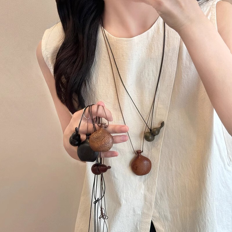 Luxury Jewelry Designer Jewelry Ins Minimalist Style Wooden Wine Pot Necklace Design Sense Long Neck Chain Vintage Versatile Sweater Chain For Women