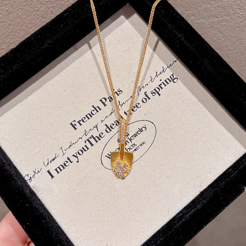 Luxury Jewelry Designer Jewelry Gold Spade Necklace Light Luxury Gold High-end Design Pendant Niche Fashion Commuting Versatile Collarbone Chain Whole