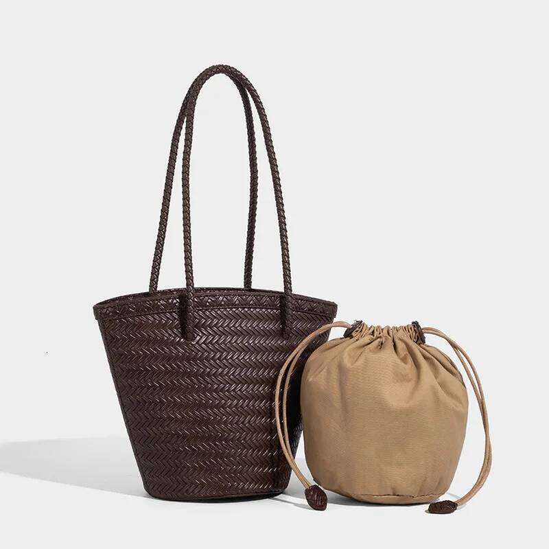 French Hand-Woven Bucket 2025 New Leather Handbag Vintage Vacation Beach Fashionable Ladies Shoulder Bag