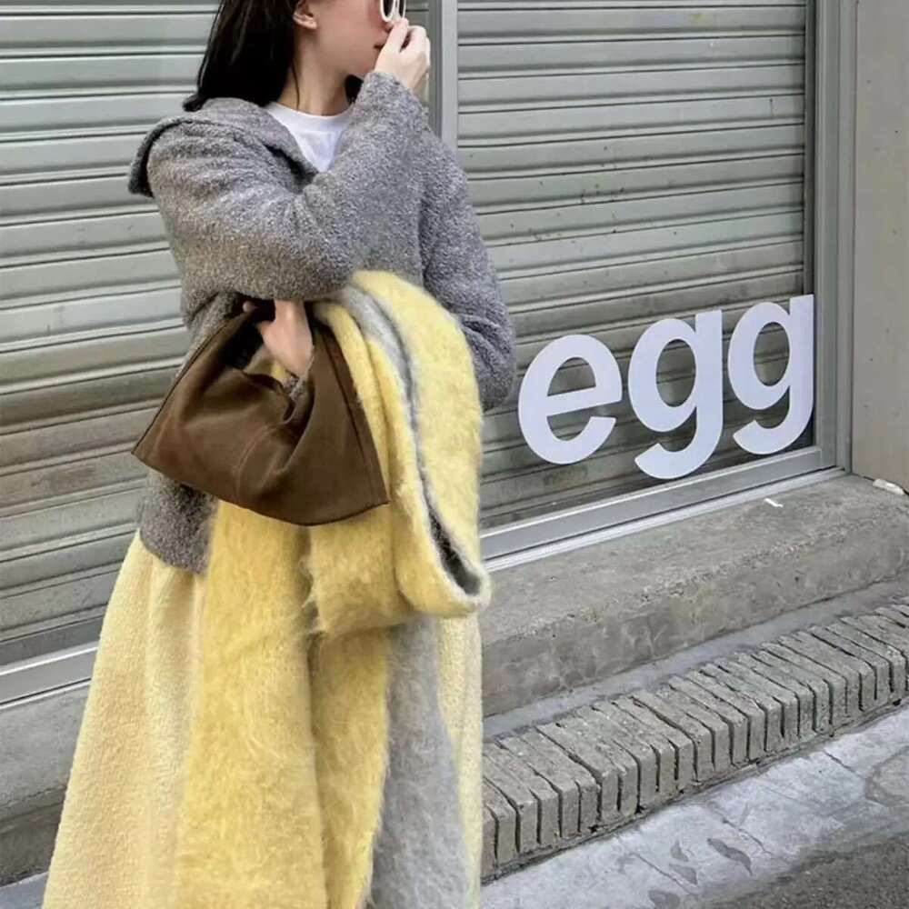 Women's New High-end Handbag with Niche Design, Fashionable and Elegant, Large Capacity Imitation Deer Retro Single Shoulder Bag