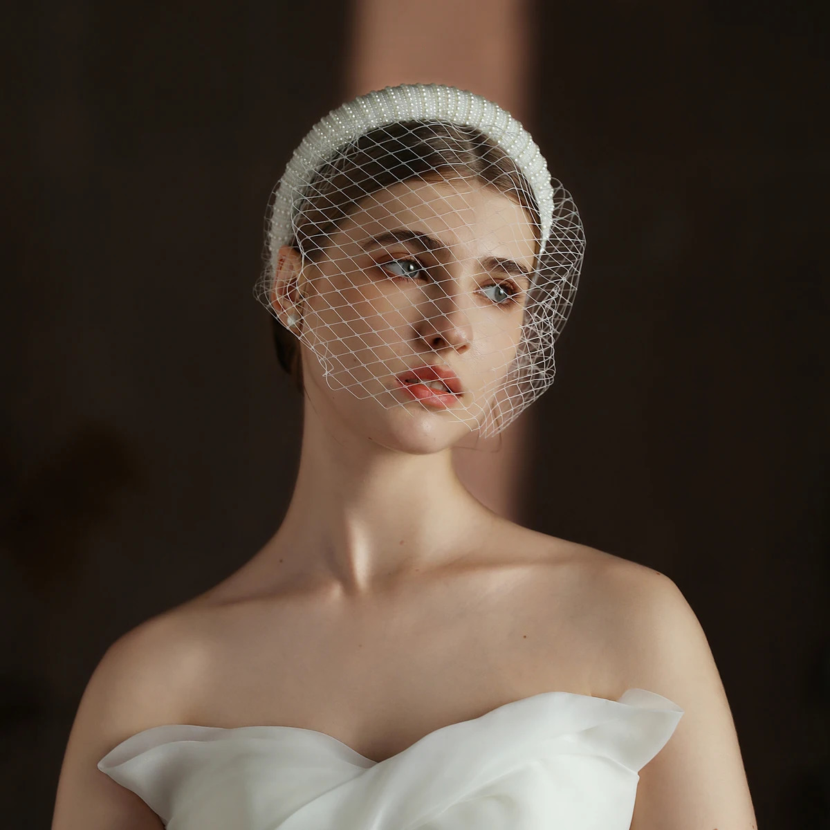2 in 1 Wedding Bridal Cage Veil Fishing Net Mesh White Short Brides Blusher Veil with Elegant Pearls Hair Hoop V320 250711