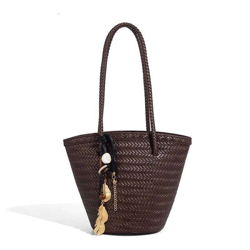 French Hand-Woven Bucket 2025 New Leather Handbag Vintage Vacation Beach Fashionable Ladies Shoulder Bag