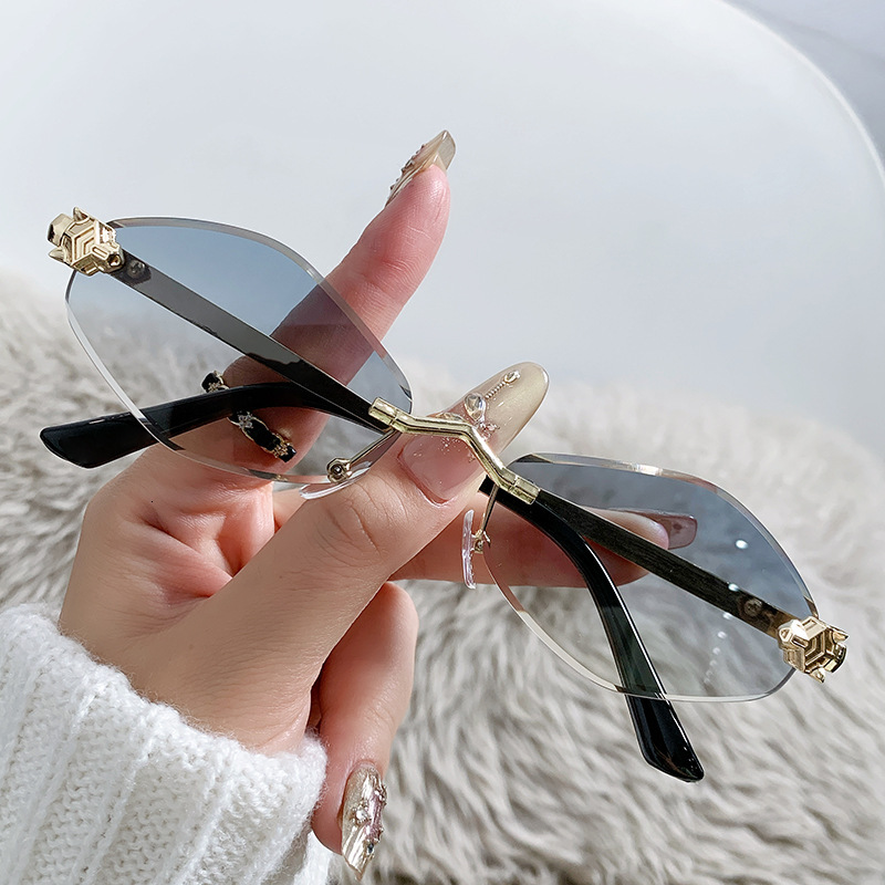 Designer's luxury glasses 2025 New European and American Trendy Personality Frameless Diamond-Shaped Sunscreen Sunglasses Leopard Head Decoration