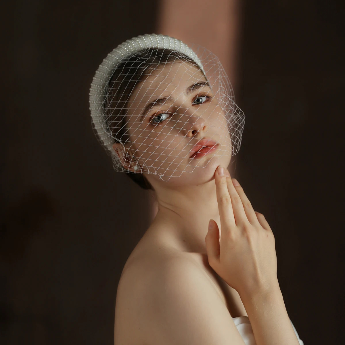 2 in 1 Wedding Bridal Cage Veil Fishing Net Mesh White Short Brides Blusher Veil with Elegant Pearls Hair Hoop V320 250711