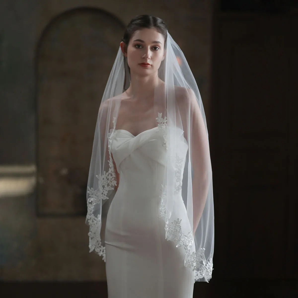Exquisite Bridal White Veil Plain Tulle Handmade Lace Appliqued Fingertip Brides Headdress Veil with Hair Comb V683 250711