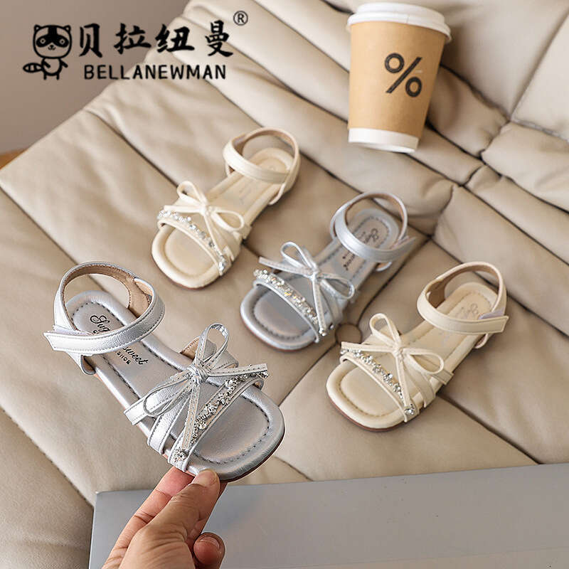 Girls' Sandals 2025 Summer New Little Girl Bow Princess Rhinestone Soft Sole Beach Shoes Fashion