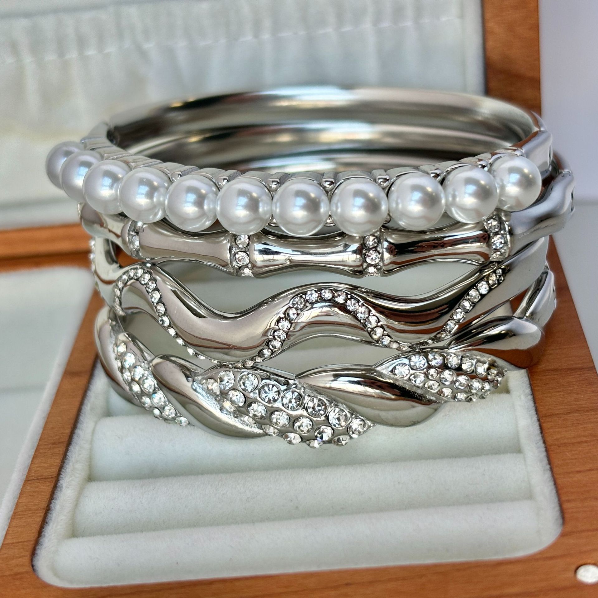 Elegant Ladies' Jewelry: Durable Stainless Steel Wristwatch Featuring Genuine Diamonds and Pearls, Premium 18K Gold Finish
