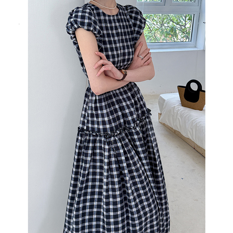 2025 New women's dress for summer retro fluffy sleeve plaid dress niche design waist knot long skirt new luxury and relaxed designer dress