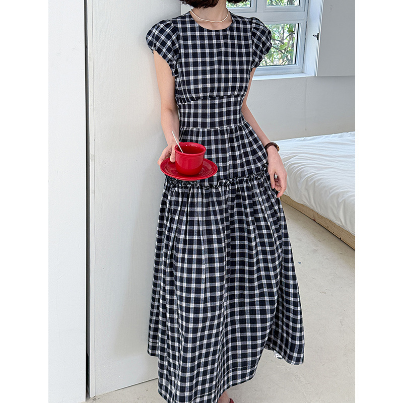 2025 New women's dress for summer retro fluffy sleeve plaid dress niche design waist knot long skirt new luxury and relaxed designer dress