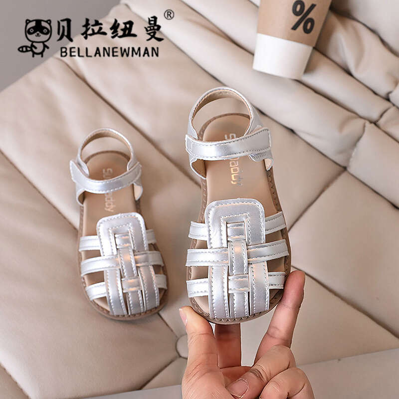 Bella Newman Girls' Closed-Toe 2024 Summer New Children's Hollow Casual Soft Sole Beach Sandals Korean Style