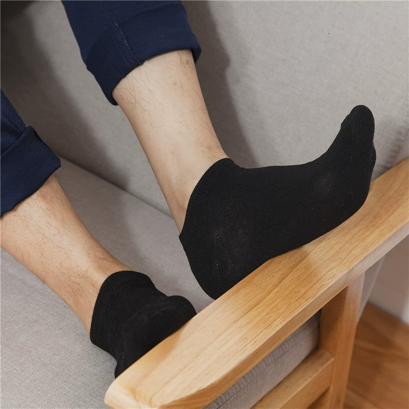 Flat solid color boat socks for Southeast Asia and hot regionsFlat solid color boat socks are breathable and comfortable! A pack of 10 pairs wholesale