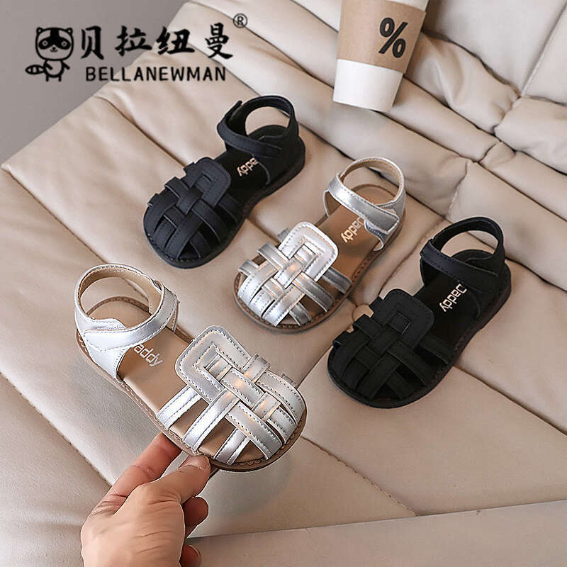 Bella Newman Girls' Closed-Toe 2024 Summer New Children's Hollow Casual Soft Sole Beach Sandals Korean Style