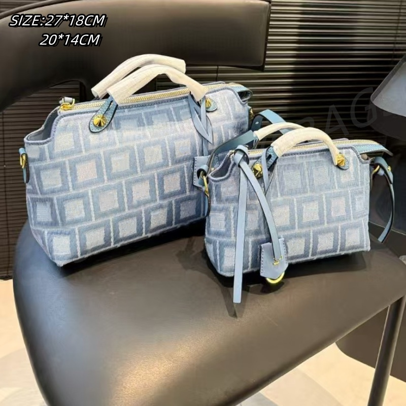 Fashionable girl carrying lunch box bag designer style light luxury crossbody bag shopping tote bags makeup bags 2025