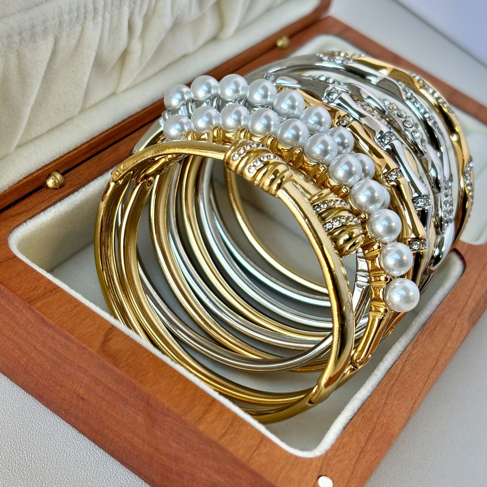 Elegant Ladies' Jewelry: Durable Stainless Steel Wristwatch Featuring Genuine Diamonds and Pearls, Premium 18K Gold Finish