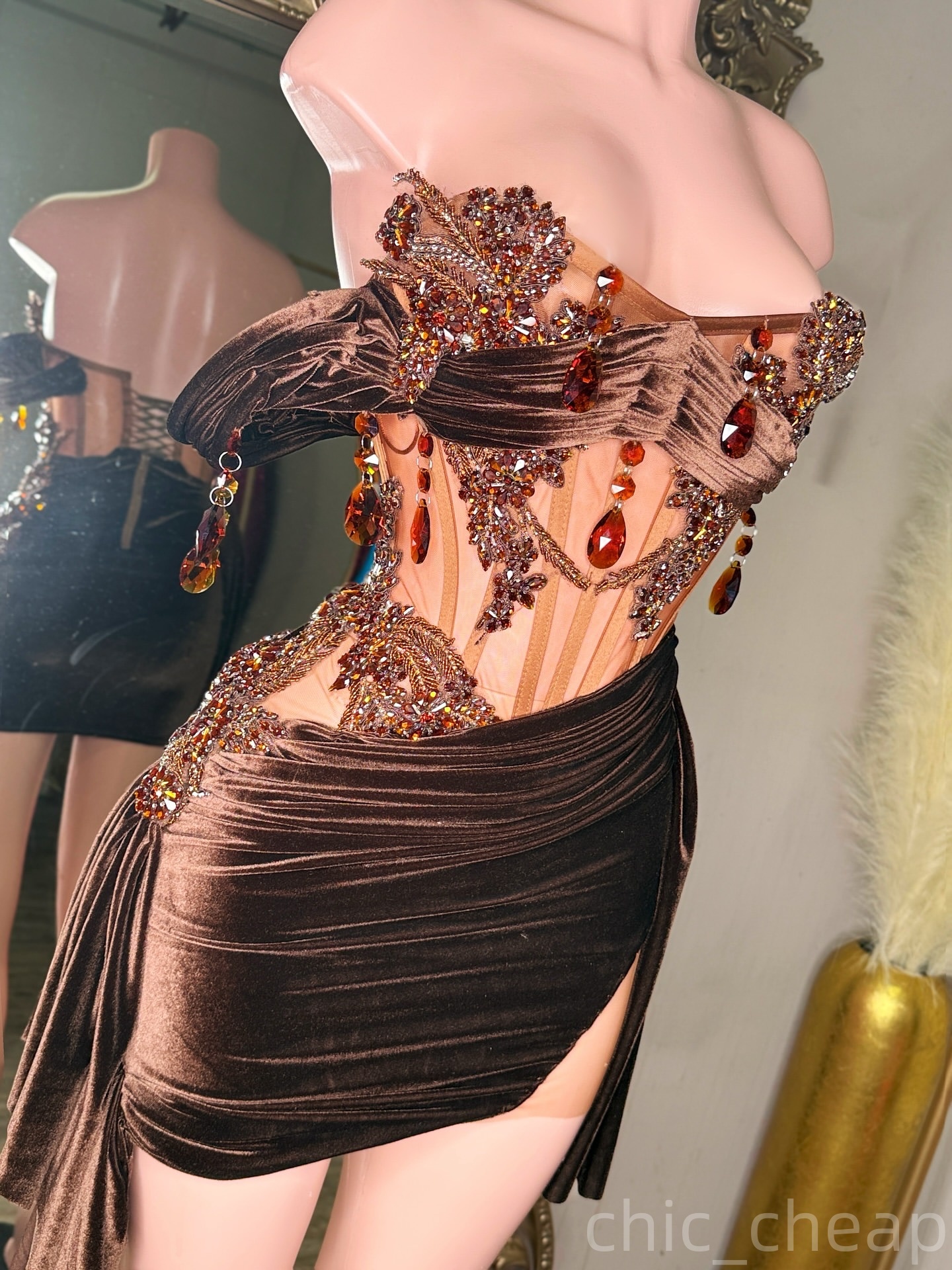 Brown Sheath Cocktail Dress Crystals Beaded Velvet Luxurious Short Mini Graduation Homecoming Dresses For Special Occasions Sweetheart Gowns